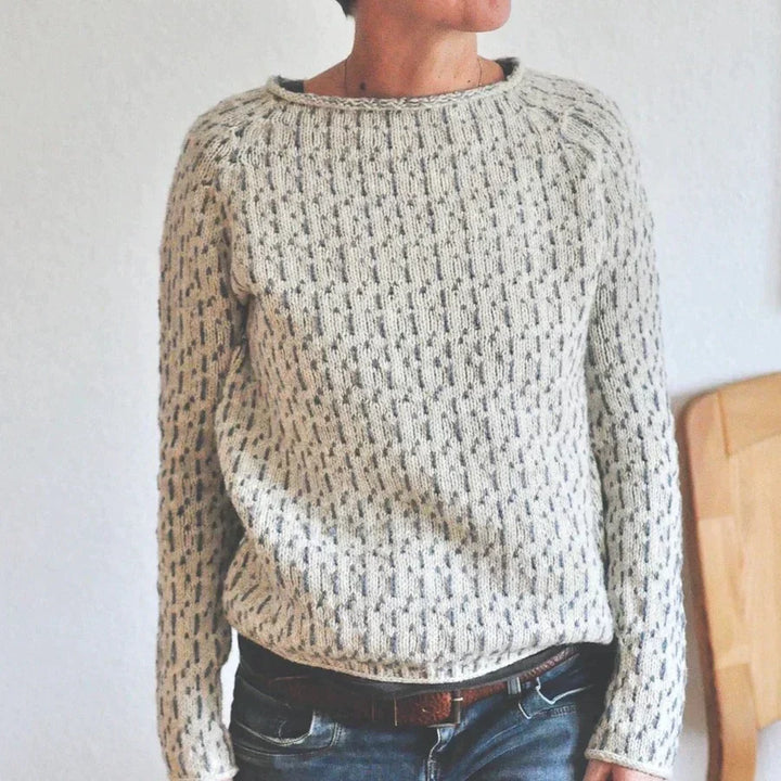 Blød, grå kvinders sweater med bådudskæring. Klassisk og stilfuld langærmet overdel til enhver lejlighed.