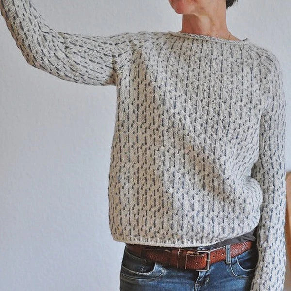 Grå kvinders sweater med elegant bådudskæring. Denne klassiske, komfortable og stilfulde langærmede overdel er perfekt.