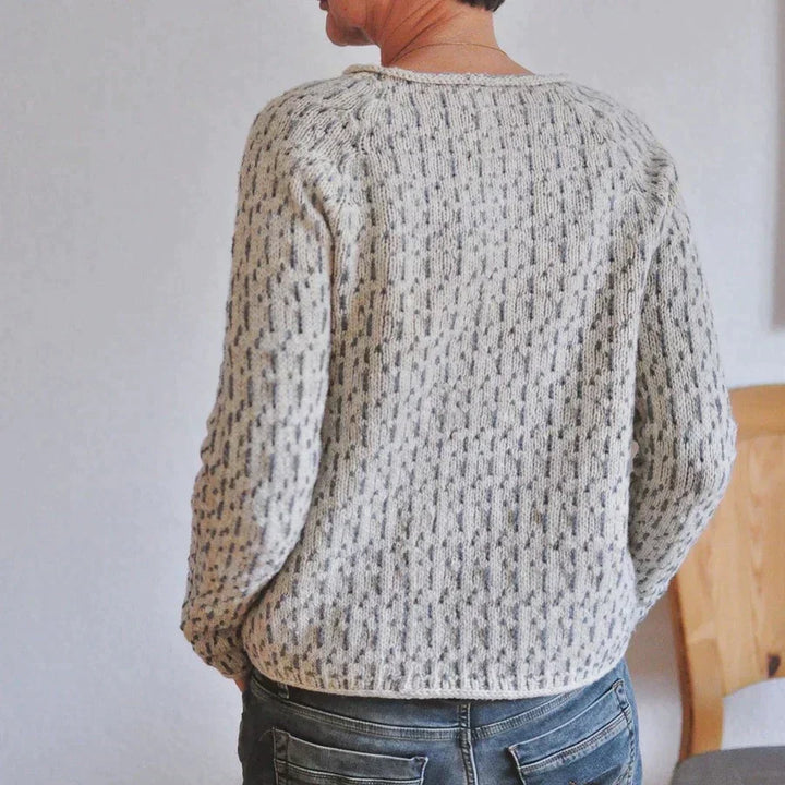 Kvinders grå sweater med bådudskæring. Elegant, langærmet overdel, komfortabel og stilfuld til hverdag og fest.