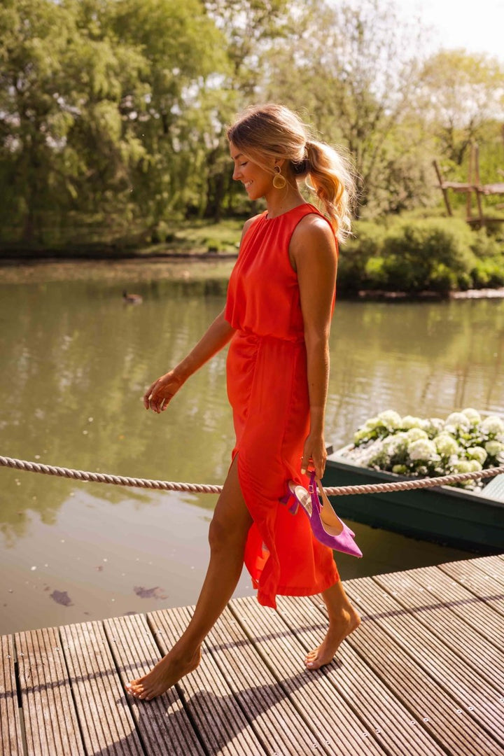 Stilfuld gul/orange midi kjole til kvinder, ideel som festkjole eller elegant hverdagskjole i sommervejret.