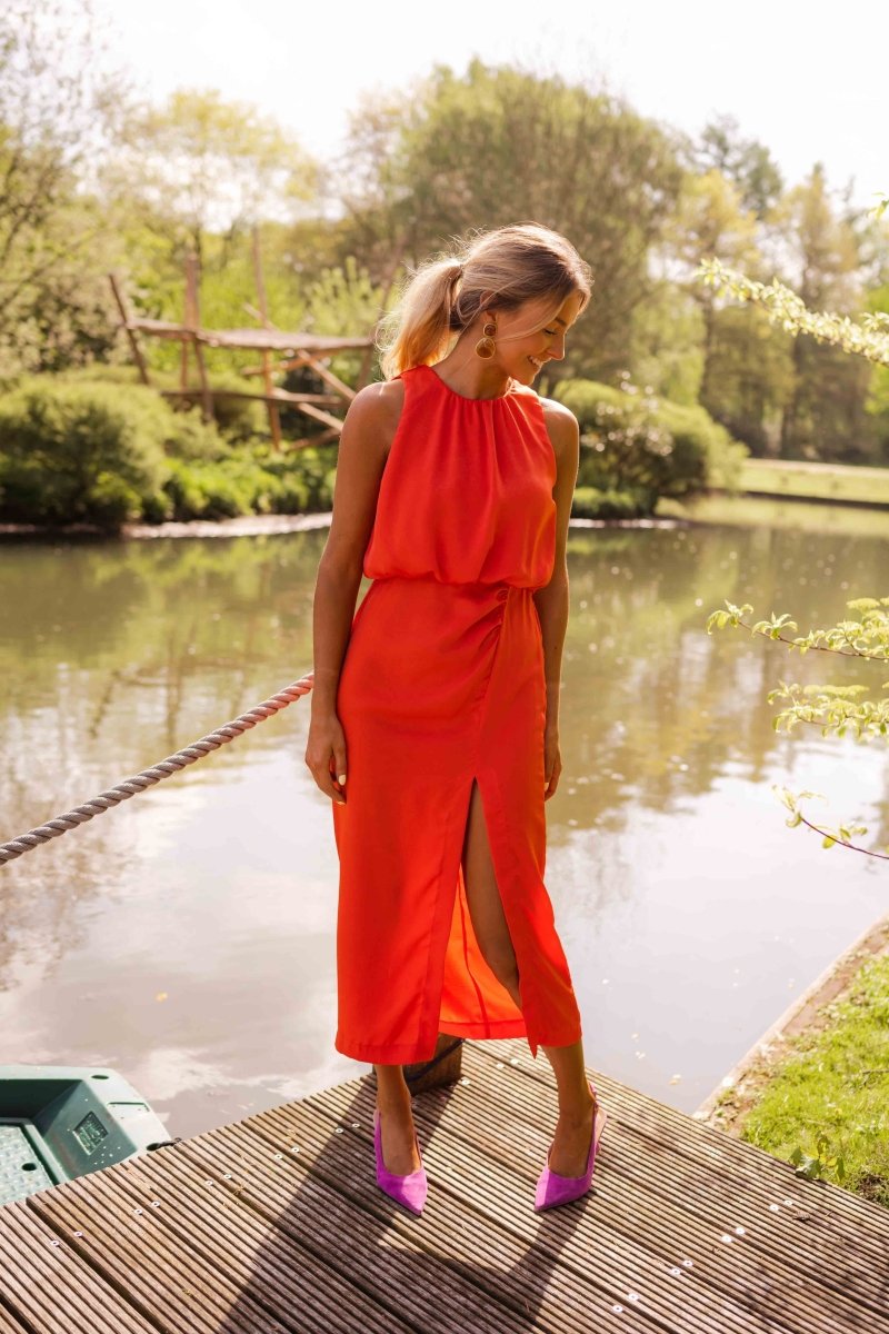 Gul og orange dame sommer midi kjole, der udstråler elegance og stil. Perfekt til sommerens festligheder.