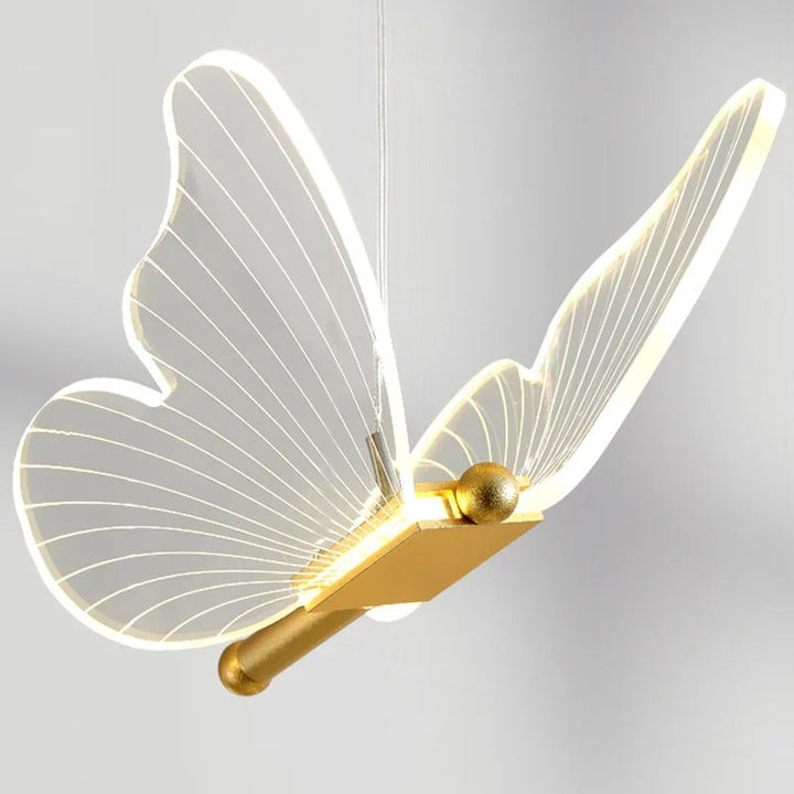 Elegant guld sommerfugl hængelampe med dæmpbar LED belysning. Moderne loftlampe til stilfuld indretning.