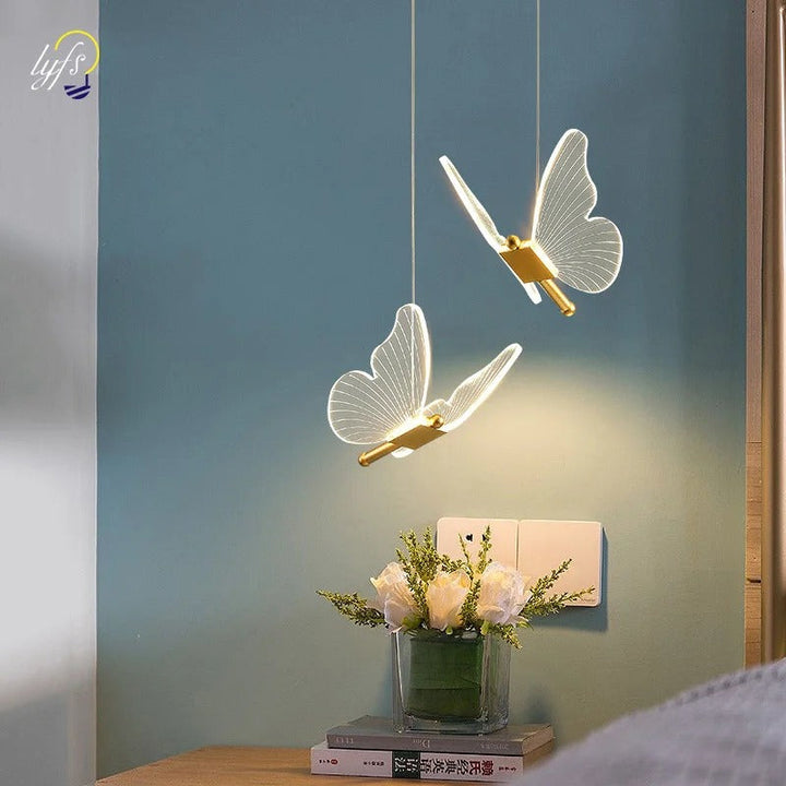Dekorativ justerbar guld LED hængelampe med unikt sommerfugl design. Perfekt som moderne loftbelysning.