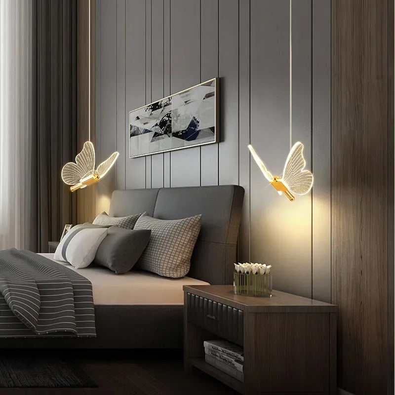 Designlampe: Sommerfugl LED hængelampe i guld. Dæmpbar belysning der skaber hygge i enhver indretning.