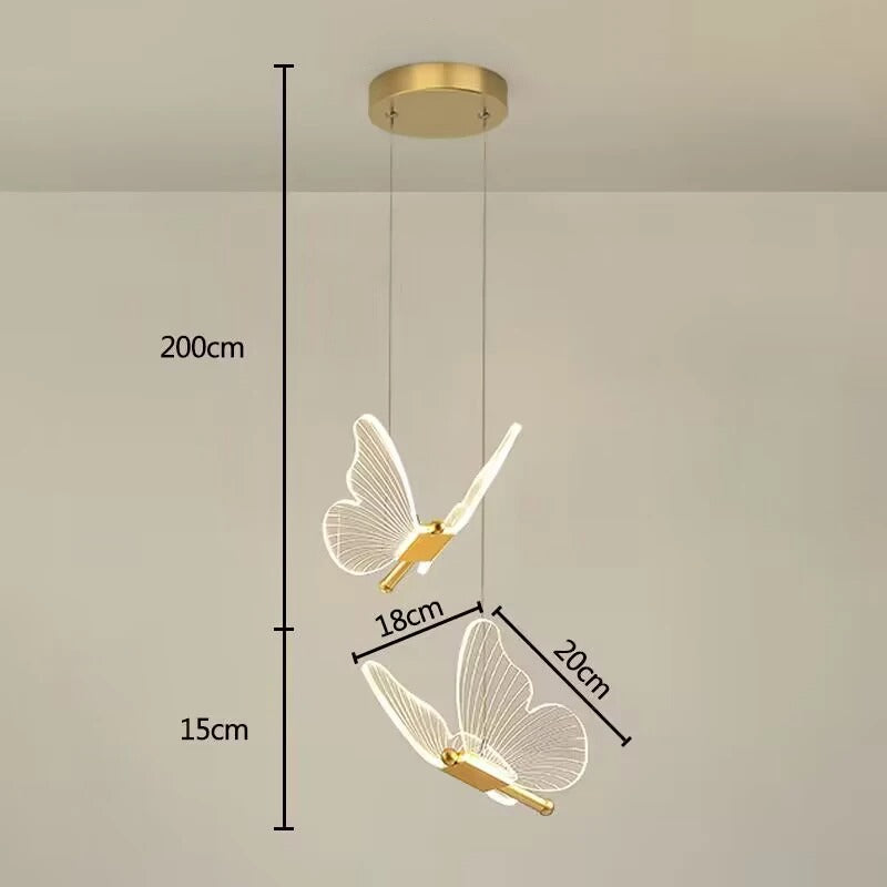 Stilfuld sommerfugl hængelampe i guld finish. Dæmpbar LED loftlampe for elegant og moderne belysning.