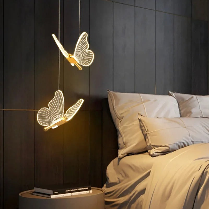 Eksklusiv guld sommerfugl hængelampe. Dæmpbar LED belysning som moderne og dekorativ loftlampe til hjemmet.