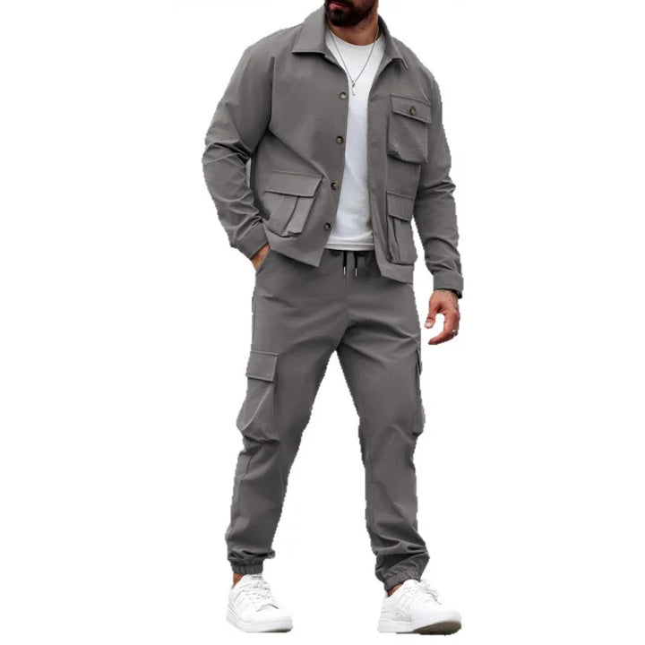 Elegant herresæt med klassisk polyester skjorte og bukser. Komfortabelt sæt til hverdag og fest.