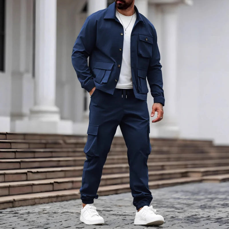Moderne herresæt i polyester, bestående af klassisk skjorte og behagelige bukser til et elegant look.