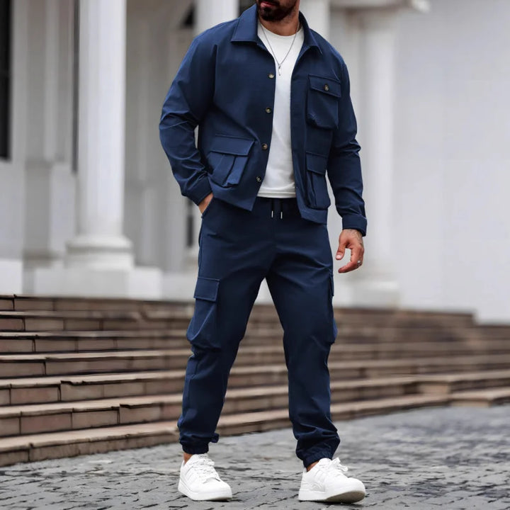 Moderne herresæt i polyester, bestående af klassisk skjorte og behagelige bukser til et elegant look.