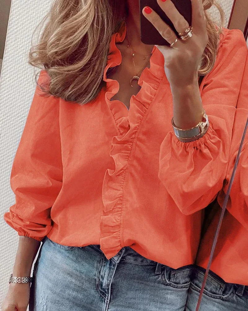 Nærbillede af smukke, feminine flæser på hvid elegant damebluse, der giver yndefuld sommerstil.