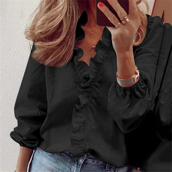 Alsidig hvid flæsebluse med ballonærmer, stylet casual for et afslappet, men elegant sommerlook.