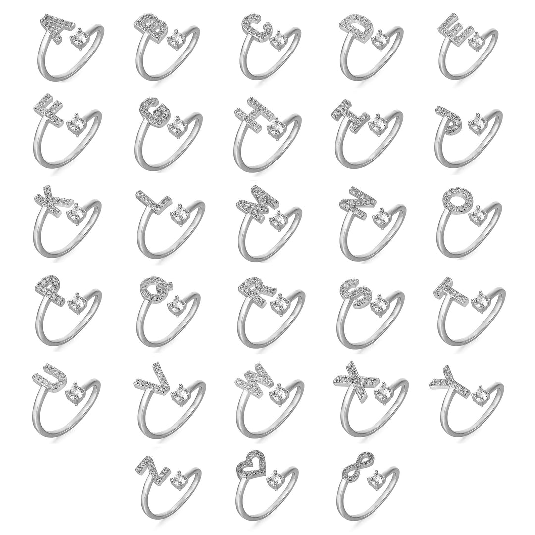 Delikat dame smykke: guld initialring, justerbar for perfekt pasform.