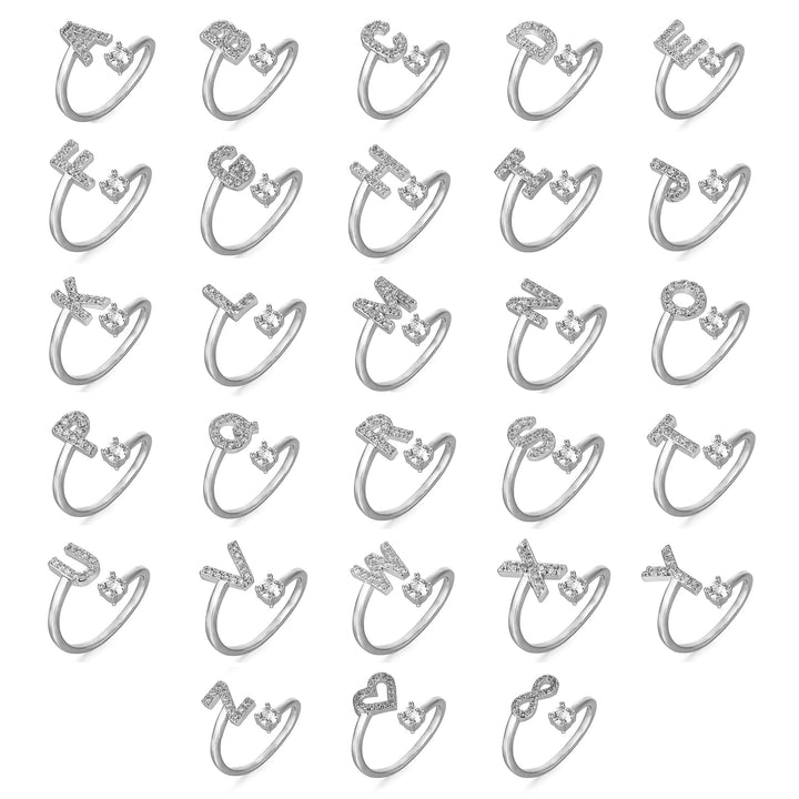 Delikat dame smykke: guld initialring, justerbar for perfekt pasform.