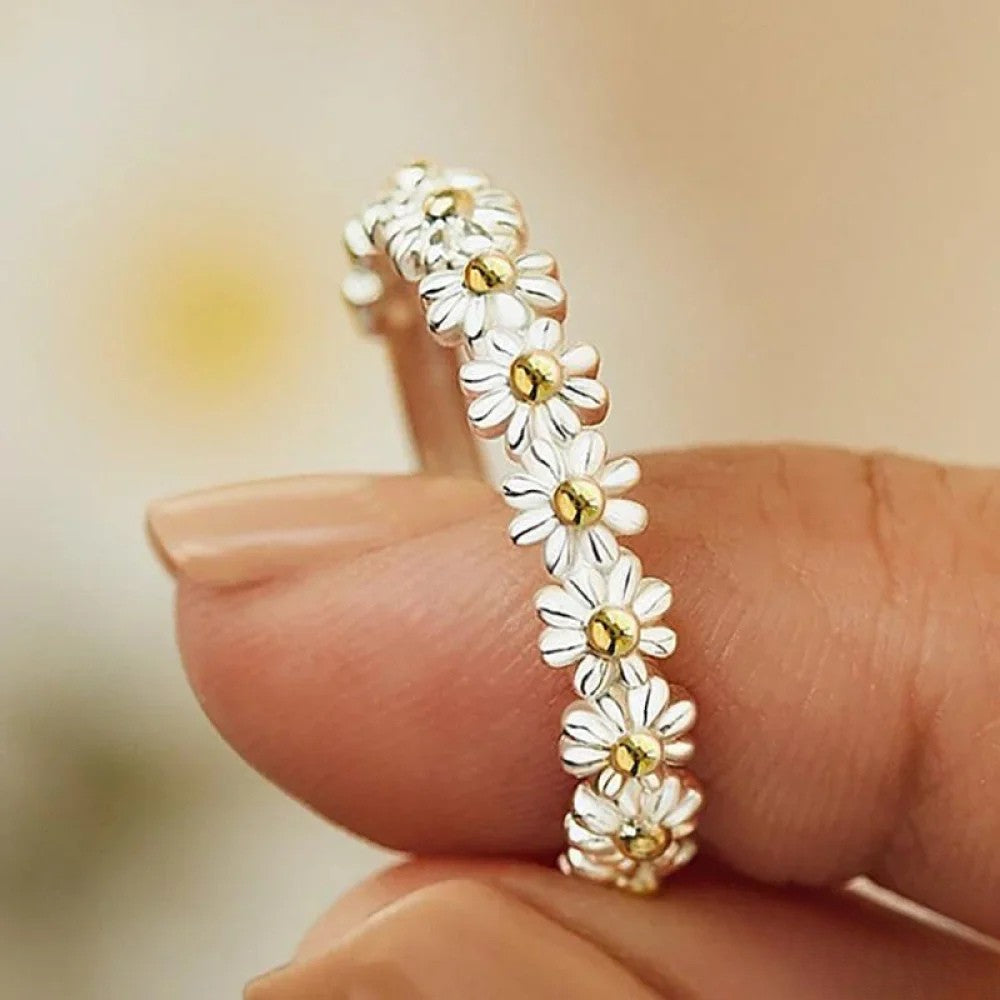 Elegant justerbar sølvring til kvinder med håndmalet hvid marguerit. Et smukt blomstersmykke.