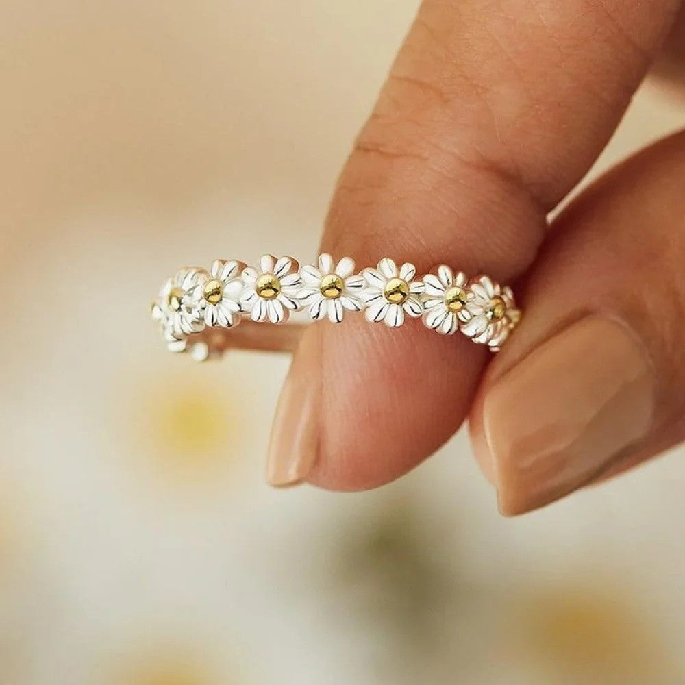 Smuk marguerit ring i sølv, håndmalet og justerbar. Et tidløst blomstersmykke til enhver anledning.