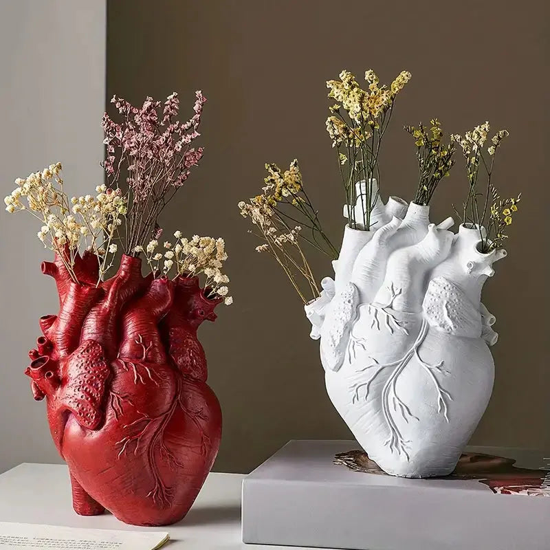 Minimalistisk hjertevase af keramik, ideel til romantisk hjemmeindretning i stue eller soveværelse.