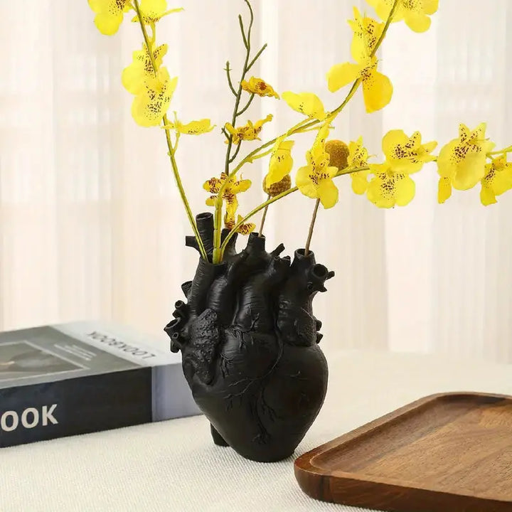 Keramisk hjertevase med blomster, skaber en romantisk og minimalistisk stemning i din stue.