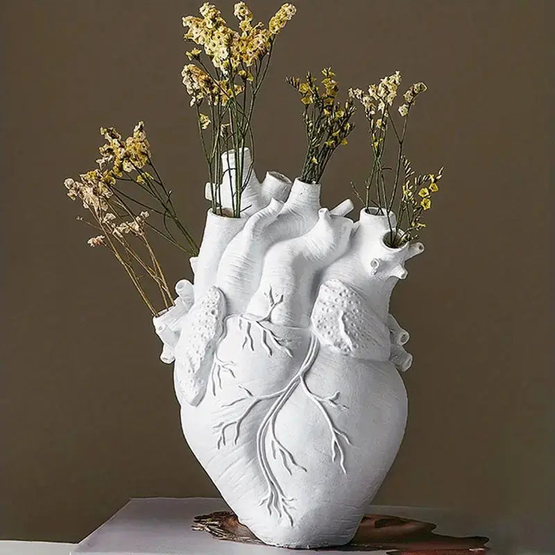 Detaljebillede af elegant keramisk hjertevase, en smuk indretningsdetalje til hjemmet.