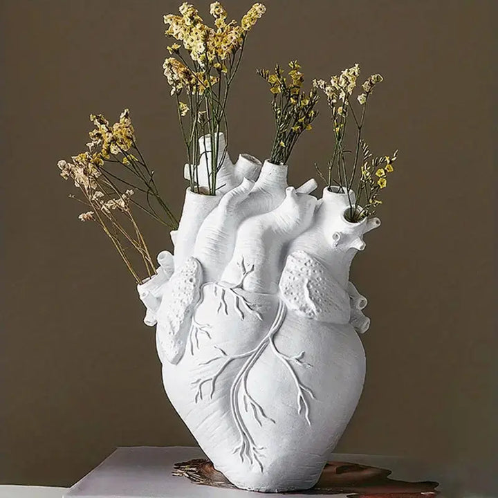 Detaljebillede af elegant keramisk hjertevase, en smuk indretningsdetalje til hjemmet.