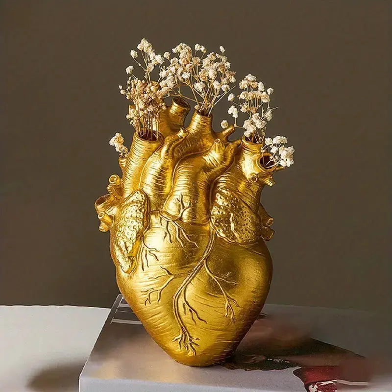 Hjertevase i hvid keramik på bord, en stilfuld blomstervase og gaveidé til hjemmeindretning.