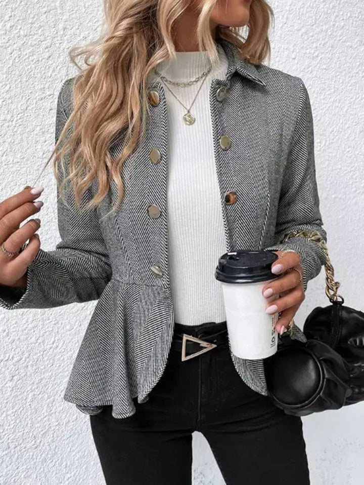 Trendy kort blazer til kvinder, med chevron-print og elegant peplum-design.