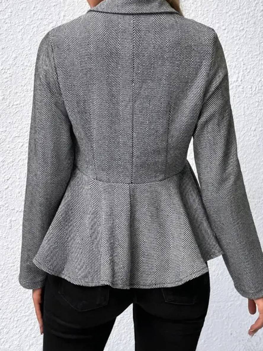 Kort sort blazerjakke til damer, med chevron-struktur, peplum og smart look til fest.