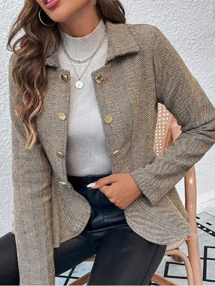 Kamelfarvet kort dameblazer med stilfuldt chevron-design og figursyet peplum.