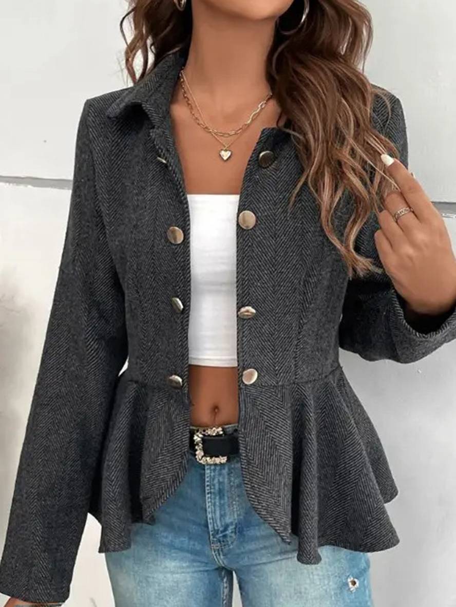 Elegant sort dameblazer, kort model med struktureret chevron og feminin peplum.