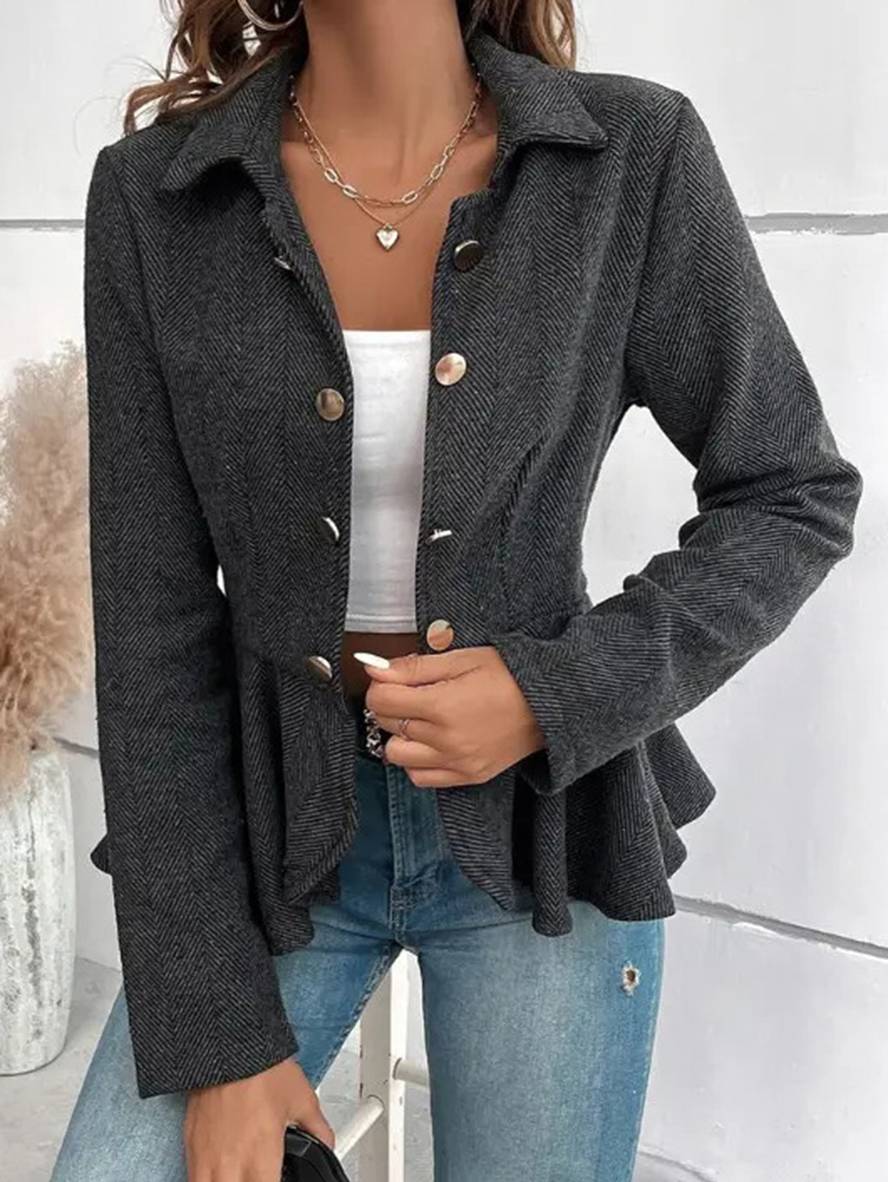 Moderne grå dameblazer med chevron, peplum og kort længde, ideel til kvindemode.