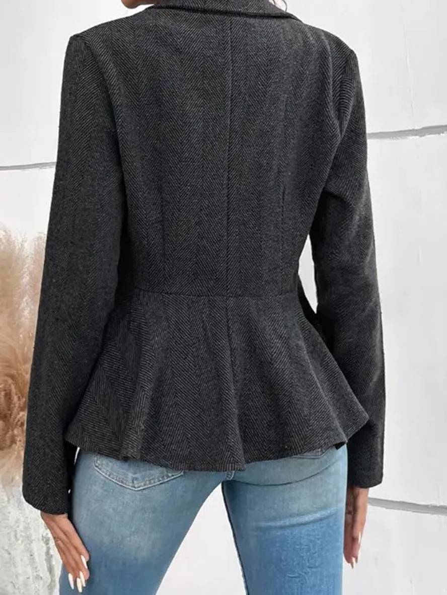 Elegant sort peplum blazer til damer, med raffineret chevron og dobbeltradet lukning.
