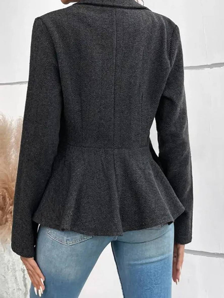 Elegant sort peplum blazer til damer, med raffineret chevron og dobbeltradet lukning.