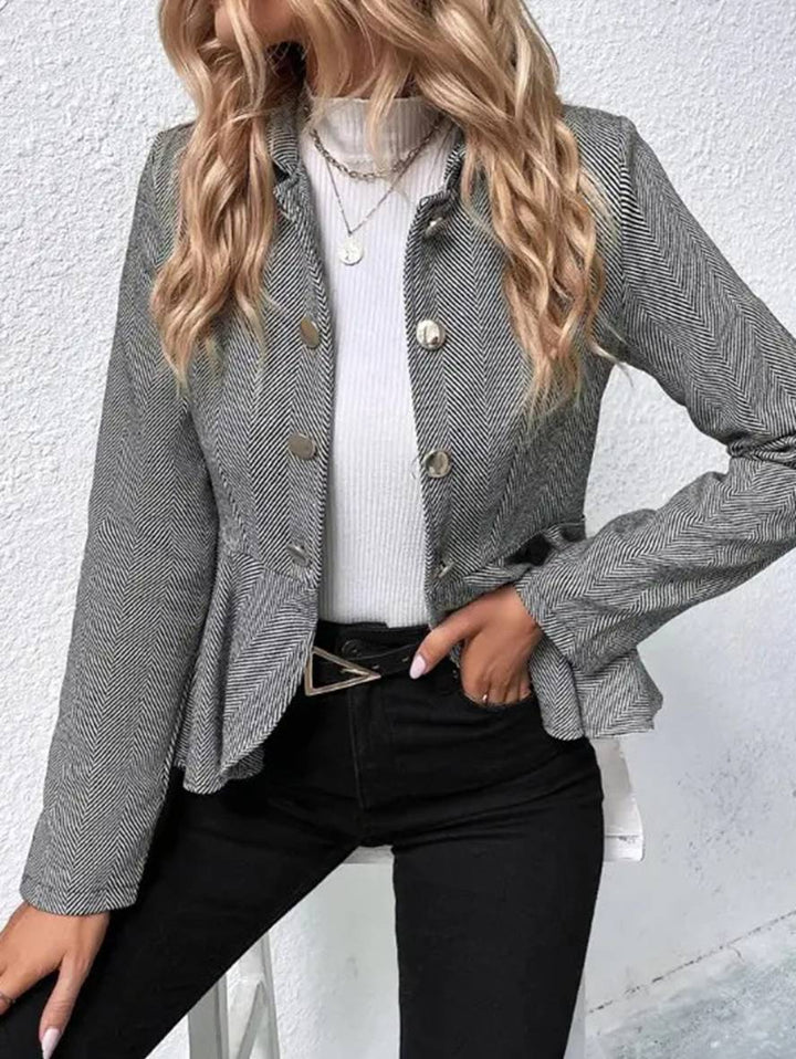 Kamelfarvet kort dameblazer med chevron-detaljer og smuk flæsekant (peplum).