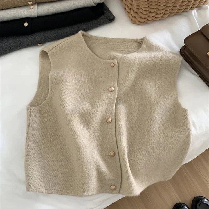 Moderne kort damevest med knapper, perfekt til at skabe et stilfuldt og lagdelt outfit.