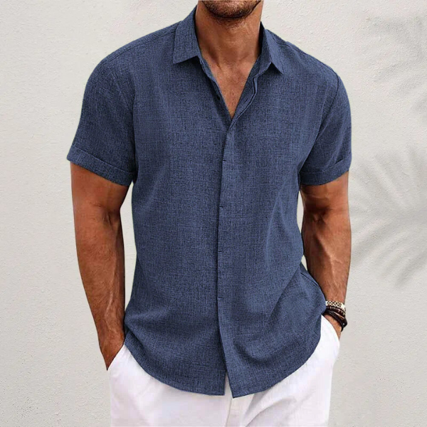 Mænds sommer skjorte med elegant vendekrave og korte ærmer, et must-have til en stilfuld garderobe.