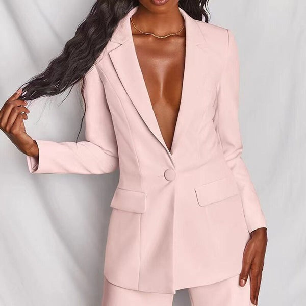 Sommerklar kvinde jakkesæt; let og elegant blazer og bukser for et trendy look på kontoret.