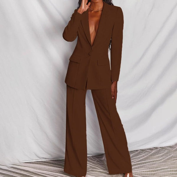 Klassisk elegance: Kvinder blazer og buksesæt, perfekt til et stilfuldt kontorlook hele dagen.