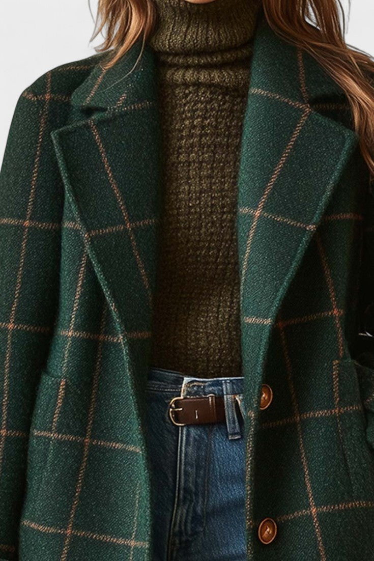 Stilfuld kvinde tweedfrakke i flot ternet design. Perfekt som elegant overtøj og varm vinterfrakke.