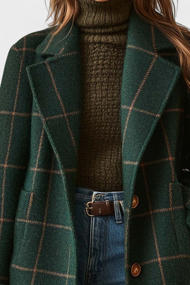Stilfuld kvinde tweedfrakke i flot ternet design. Perfekt som elegant overtøj og varm vinterfrakke.