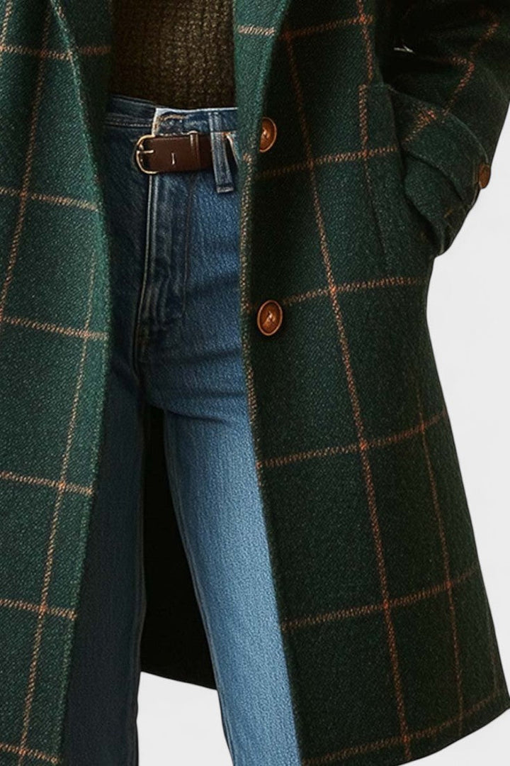 Kvinde tweedfrakke med ternet mønster. Elegant, varm og stilfuld. Perfekt til koldt vejr.