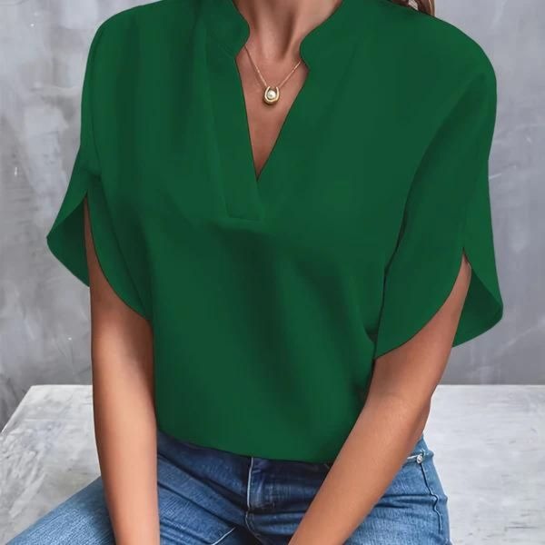 Let sommerbluse til kvinder. Elegant og komfortabel top for varme dage. Alsidig stil i moderne mode.