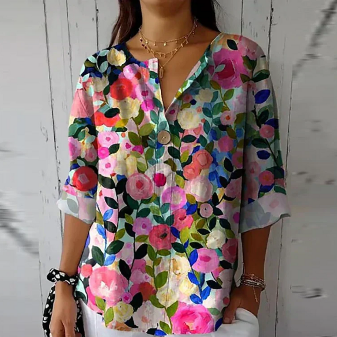 Farverig blomsterprint bluse i feminin stil. Komfortabel og alsidig kvindebluse til alle lejligheder.
