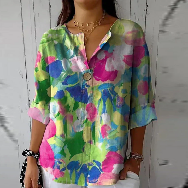 Feminin og flatterende bluse med blomsterprint. Elegant stil til kvinder, perfekt som sommerbluse.
