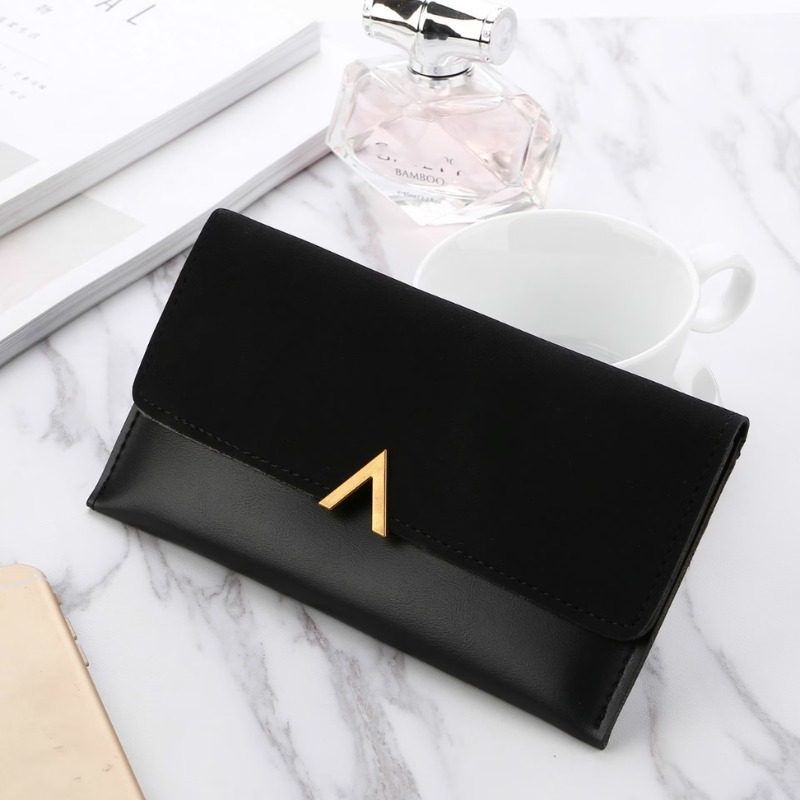 Stilfuld kvindehåndtaske i tidløst design med sikker lukning. En kompakt og moderigtig accessory.