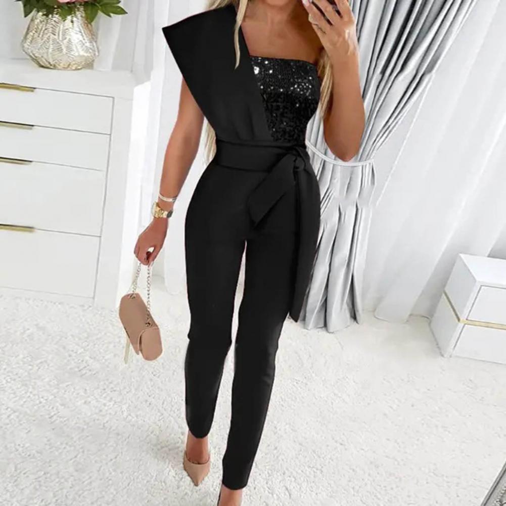 Sort elegant damejumpsuit med pailletter og one shoulder design til fest og aften.