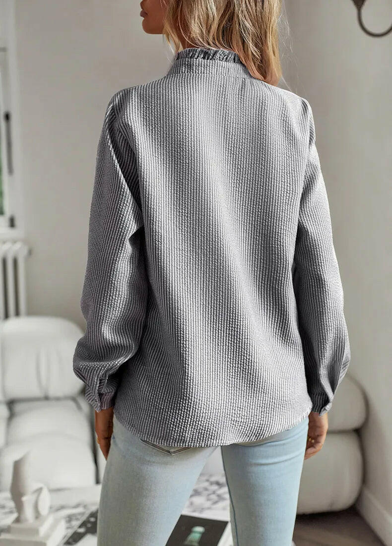 Denne elegante kvindebluse tilbyder tidløs stil og uovertruffen komfort.
