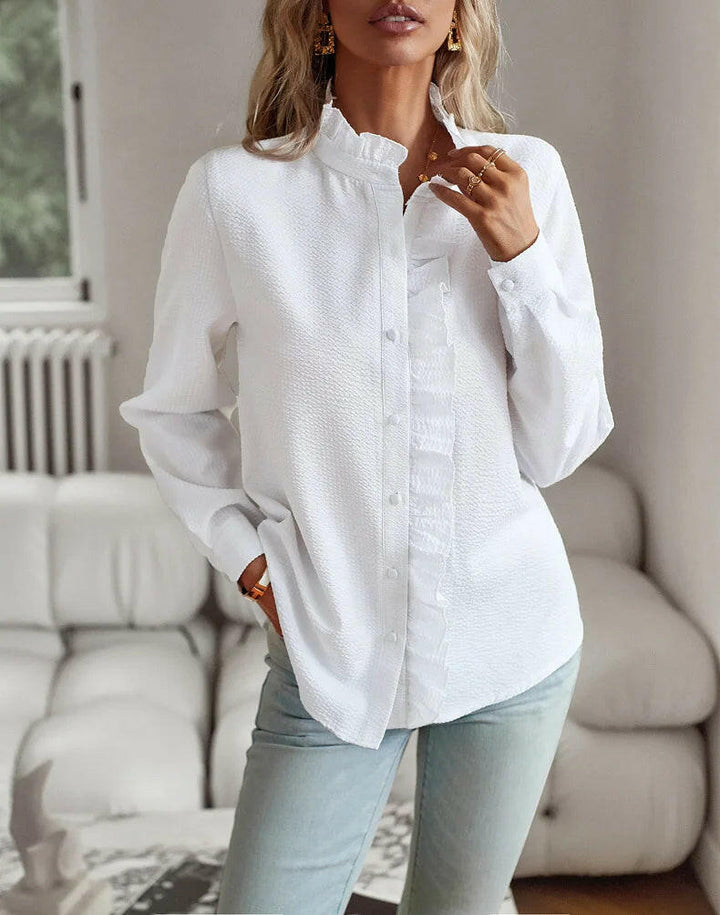 Figursyet kvindebluse med fine detaljer. Fremhæver en elegant og moderne silhuet.