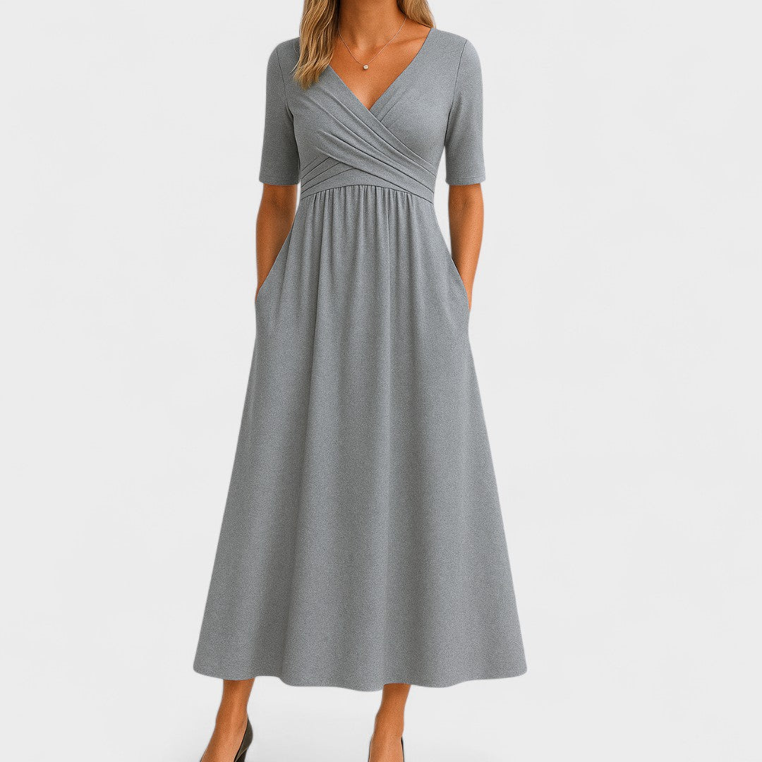 Elegant kvinders midikjole i let, åndbart stof, perfekt til sommerfester og varme dage.