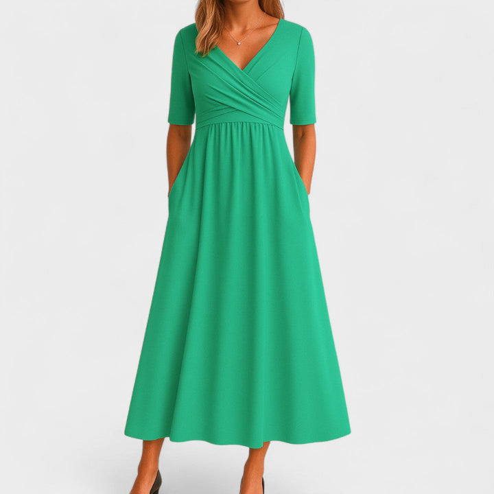 Moderigtig, elegant kvindekjole i midilængde, perfekt for et stilfuldt sommerlook.