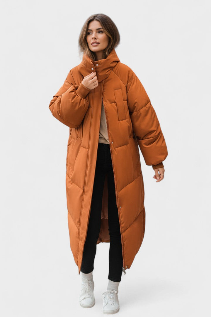 Kvinder pelsjakke med hætte. Elegant, varm vinterjakke. Komfortabelt mode overtøj.