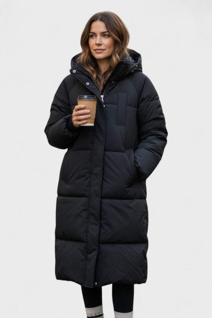 Komfortabel, varm pelsjakke til kvinder med hætte. Elegant overtøj til vinter.